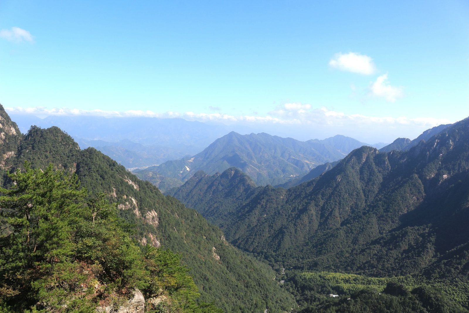 与青山绿水为伴—湖光山色绿临安