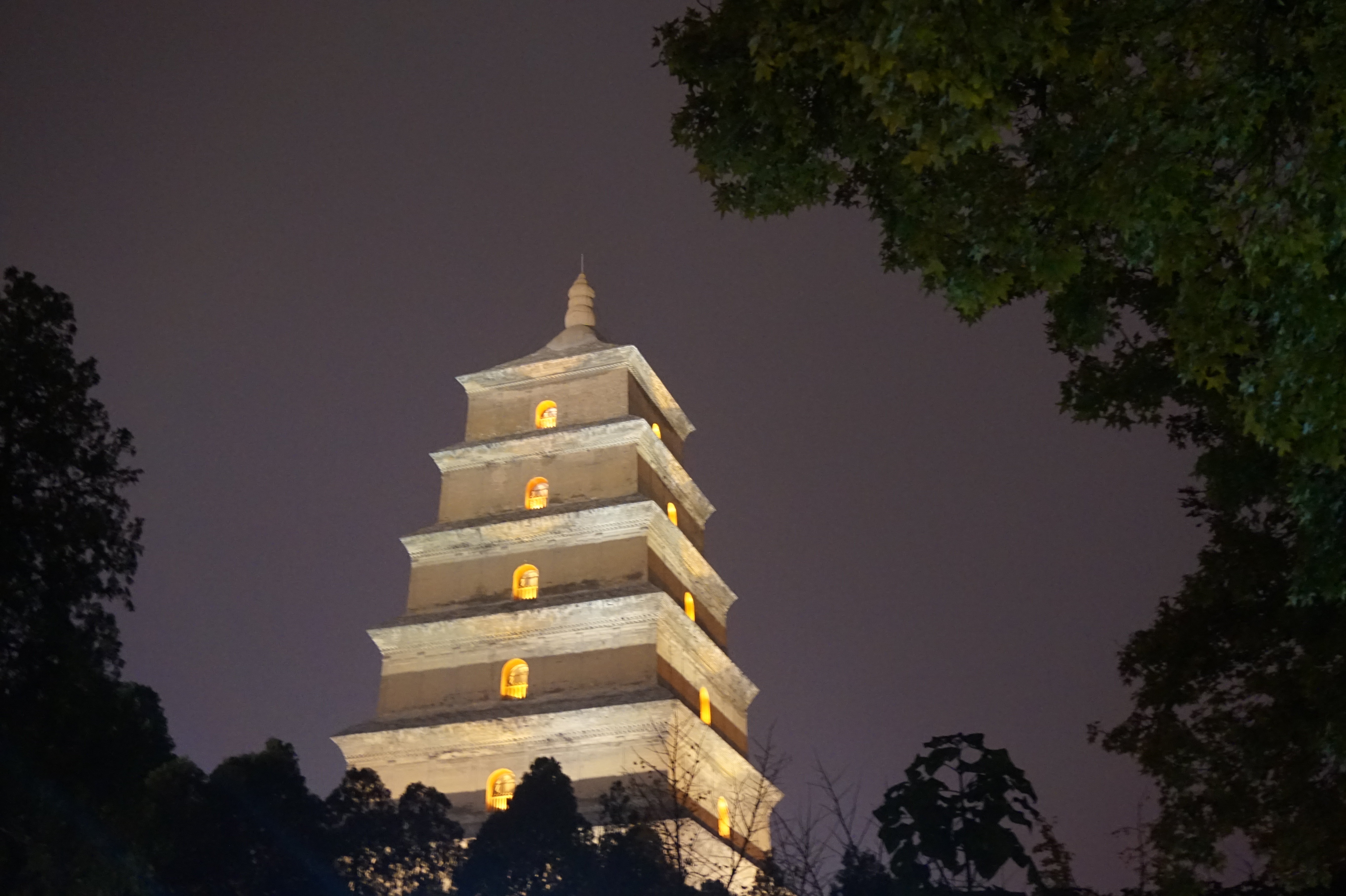 广场北起雁塔路南端,南接大慈恩寺北外墙,东到广场东路,西到广场西路