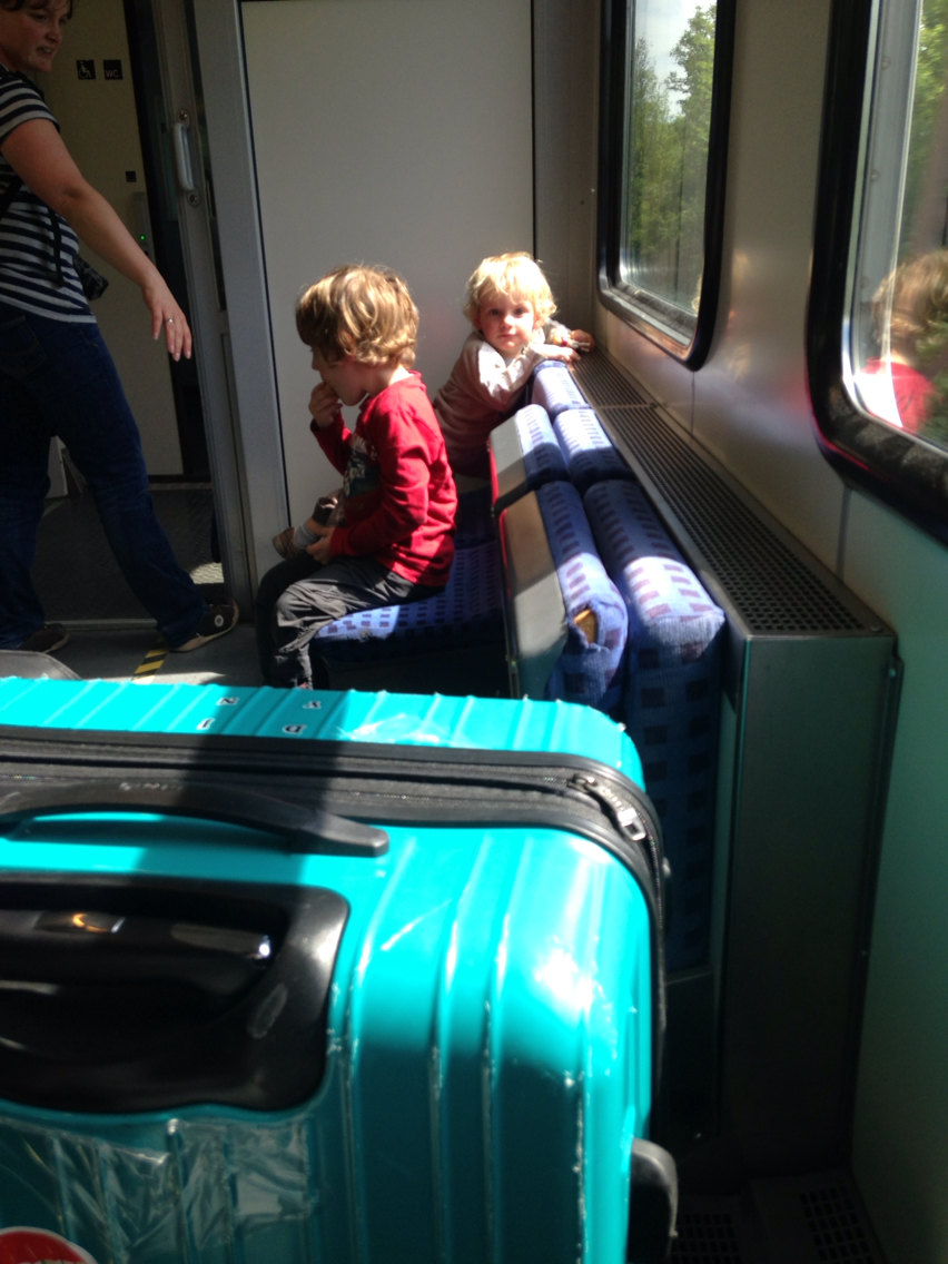 两个德国小男孩,好像是两兄弟,好可爱! 火车上
