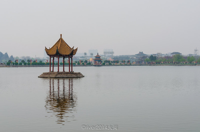 进入公园内,西侧是杨家湖,东侧是潘家湖,而杨家湖继续向西就是清明上