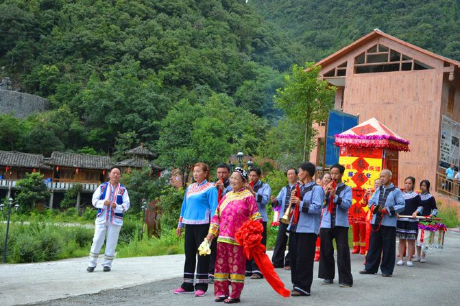 乐业大山里浓郁的民风习俗