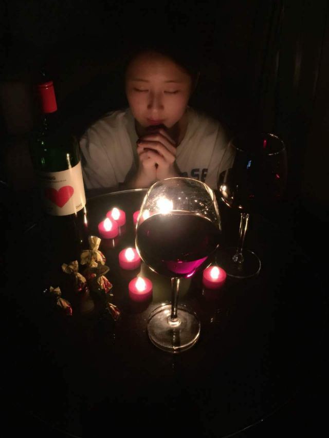 对啊,今天是情人节,小庆祝一下!自备红酒!