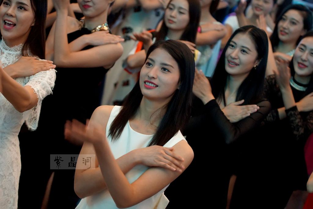 一上船,她们就跳起了广场舞,那些跃跃欲试的大妈们都不好意思出来了.