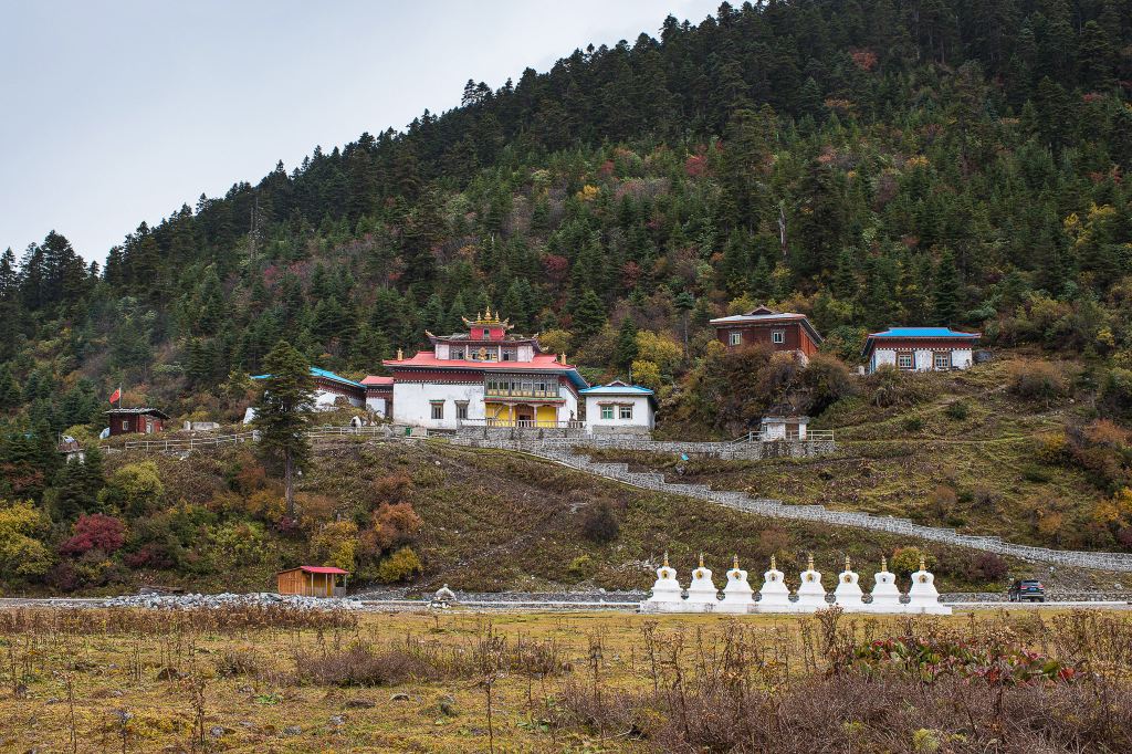 从波密去往墨脱方向.沿着新修建的公路,盘山而上,很快便到达嘎瓦龙.