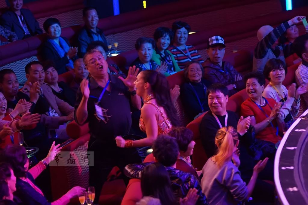 和台下观众互动,嗨起来了.