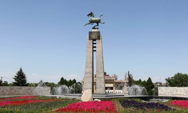 乘着我们一家人都还有假期,决定带着老婆和孩子去大西北走走,也去一带一路看看,记得第一次去大西北还是很早以前,刚工作的时候,因为工作的关系去玉门待了一周,那时候玉门因为新中国第一口油井的发现而在中国倍受关注,提到铁人王进喜相信我们这个年纪的人更是无人不晓。 因为这次重走古丝绸之路是我倡议的,出发前的行程组织安排就自然落在了我的身上。 线路安排: 这次旅行司机师傅为我们出发前制作的河西走廊线路图,全程1200多公里。 广州兰州天梯山石窟武威张掖嘉峪关玉门敦煌兰州广州,基本就是抵达