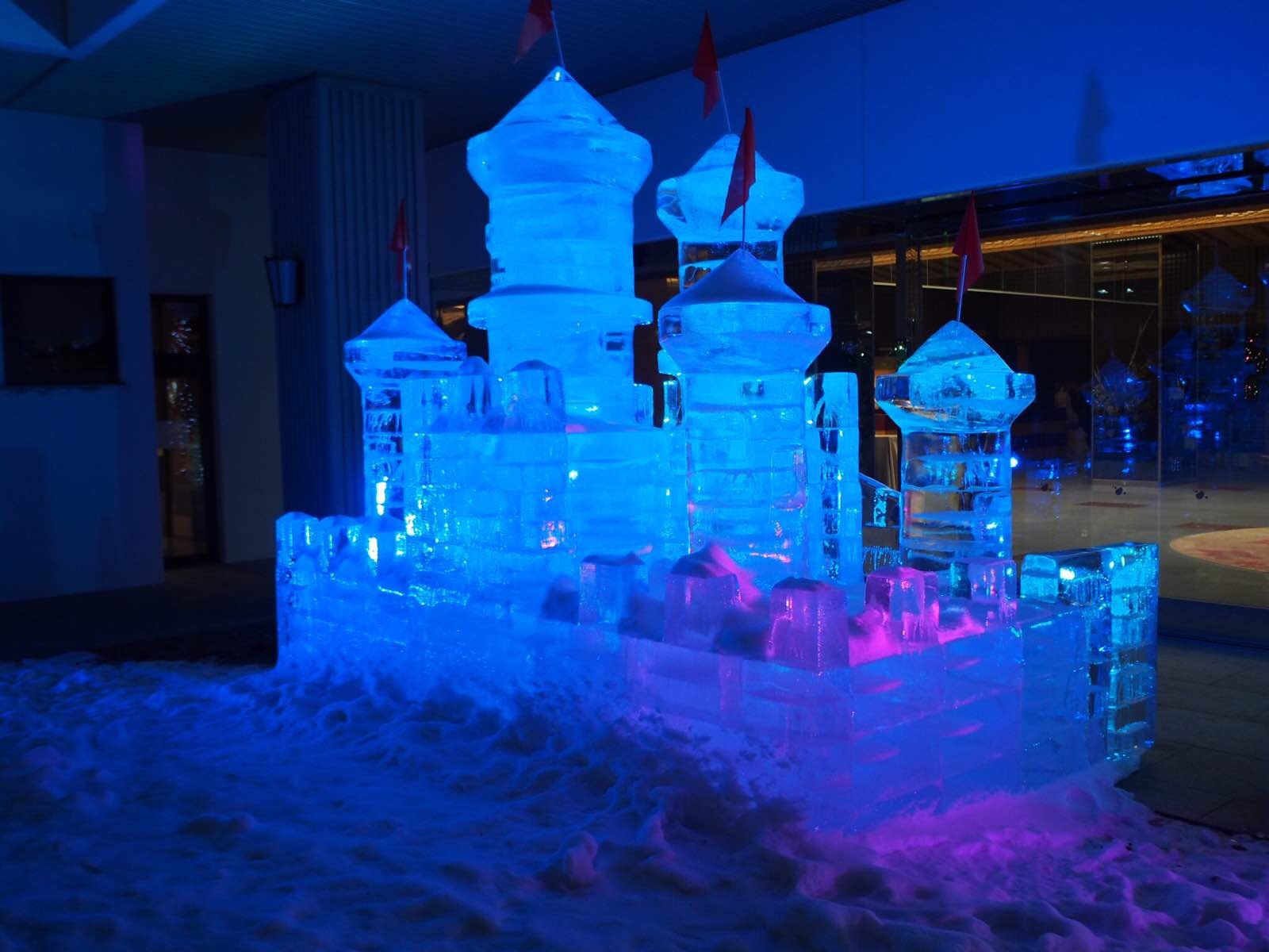 芬兰凯米有一座冰雪城堡，城堡里有一家纯冰酒店，不怕冷的就去住_冰块