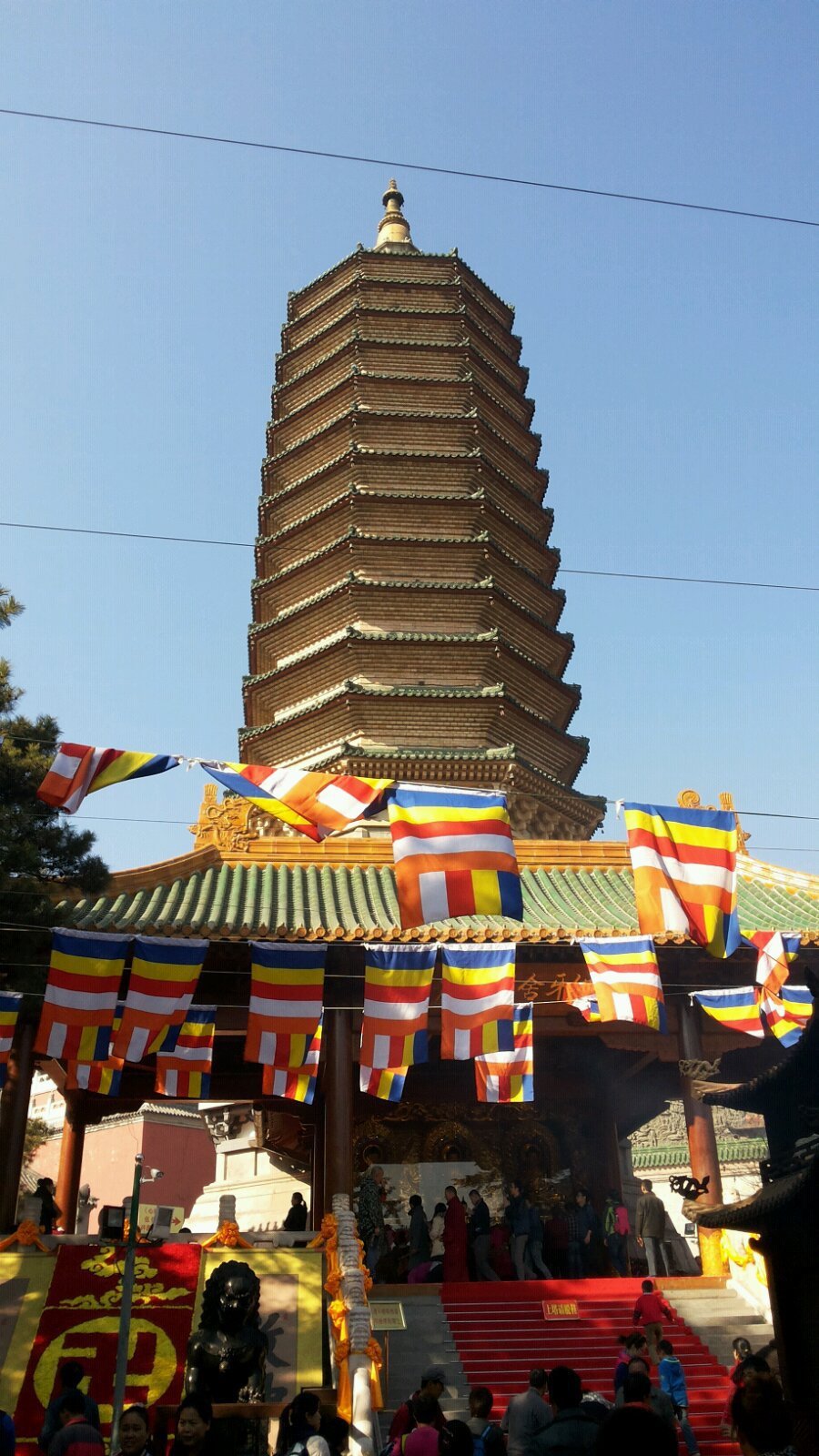 重兴后的灵光寺坐北朝南,纵向布局.南部为大悲院和金鱼池