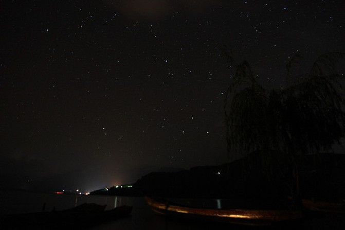 看到满天繁星想起小时候老家夏天的星空