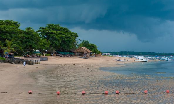 <p>南湾是Taniung Benoa 海滩的俗称，这里以极其丰富的水上游玩项目而著称，包括全世界最新颖的&ldquo;飞鱼&rdquo;、惊险刺激的&ldquo;火箭&rdquo;、可以欣赏巴厘岛全景的高空&ldquo;拖曳伞&rdquo;、追求极致速度的&ldquo;水上摩托车&rdquo;、&ldquo;香蕉船&rdquo;、&ldquo;独木舟&rdquo;等，还可以乘船出海，观赏海龟，探访北部小渔村。</p>
<p><strong>水上活动</strong></p>
<p>水上活动的主要范围在半岛的东岸，与海浪四起的<a href="http://you.ctrip.com/sight/bali438/62382.html">库塔海滩</a>、<a href="http://you.ctrip.com/sight/bali438/136877.html">水明漾海滩</a>相比，这里岸边的礁石挡住了汹涌的浪潮，保护着这里的海滩，因此有着大范围平静的海面，对于水上游玩项目来说是比较适合而且安全的。</p>
<p>南湾最值得推荐的水上项目要数飞鱼了。这个像有一艘橡皮筏组成的船，左右可各坐一人。躺进去后，双手紧抓两旁的把手，脚踩稳底下的踏垫，快艇一开动没多久你就能从水面腾空而起，跃出离海面好几米的高度，一边欣赏碧海蓝天一边享受刺激。参考价20-25美元。从南湾出海潜水也是十分不错的，你可以在深海珊瑚间看见大量色彩艳丽的热带鱼，参考价30-40美元。浮潜、海底漫步等水下项目同样很受欢迎。</p>
<p><strong>其他玩点</strong></p>
<p>南湾对岸有一个海龟岛，岛上有很多动物。可以坐玻璃底船过去，透过玻璃船底你不用沾水就能看到瑰丽多彩的热带鱼和珊瑚礁群。</p>
<p>南湾的北端还有一个小渔村，适合随意漫步，享受悠闲时光。在那里你还会看到一座色彩鲜艳的中国佛寺、一座圆顶清真寺和一座雕刻精致的印度神庙。</p>
