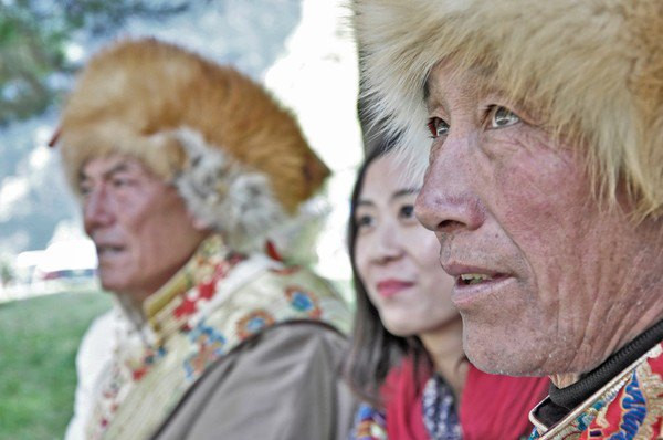 上午9点出发,阳光甚好,更加庆幸的是路途不算太远,3个小时左右我们就已经到达茂县,可以吃午饭了。茂县县城里的小辣椒川菜馆,小乐同学推荐的,我们5个人才吃了100元,便宜吧!味道还不错,正常的川菜小饭馆,值得推荐。 一不小心就到了我们第一个目的地,色尔古,色尔古藏寨依山而建,之前有看过一张这里夜晚的图片,好吧,我说它像中国版的圣托里尼会不会被打。 色尔古这个名字充满野性的诱惑。在当地语言中,色尔即豹子,古是狼的意思。传说,很久很久以前,这里森林茂密,野兽出没,因此得一美名色尔古。 第一个用野兽命
