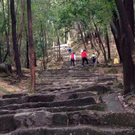 盘古王旅游区坐落于花都狮岭镇振兴村的盘古王山麓.