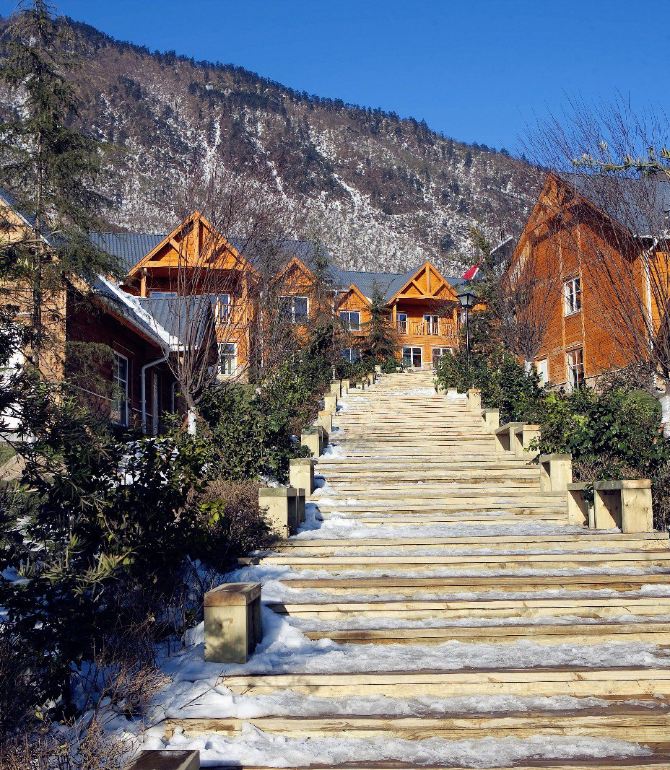 中国版斯堪的纳小镇,皑皑白雪里泡温泉,坐上热气球玩转西岭雪山