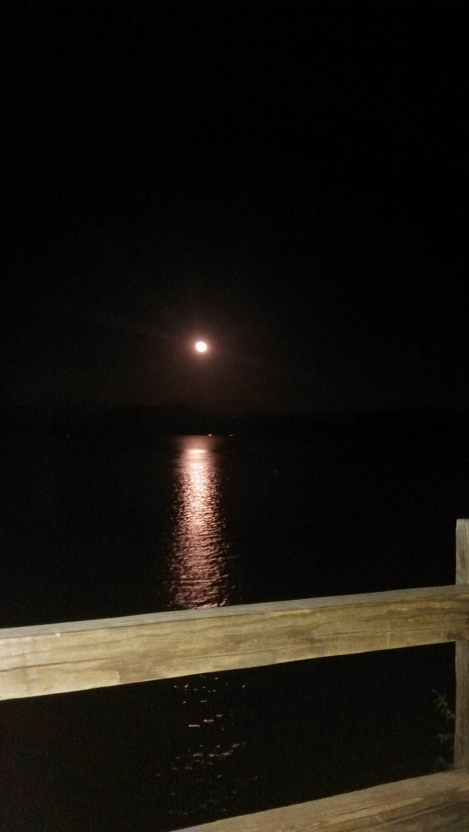 现实的月光下的泸沽湖美太多. 泸沽湖10月1日