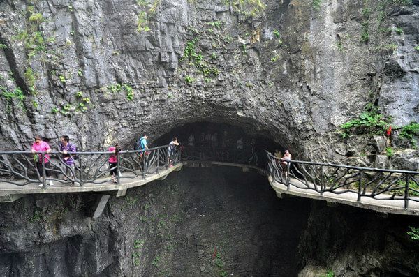 是(张家界天门山) 景区继悬于峭壁之上的鬼谷栈道,凭空伸出的玻璃眺望