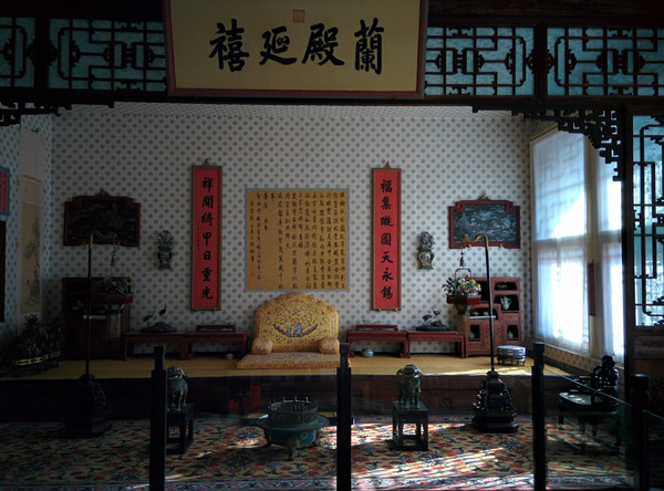 坤宁宫,以前皇后住的地方,不知为什么已经不开放,只能隔着玻璃看