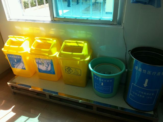 桶,分为污染性和感染性医疗废物两种,感柒性医疗废物要进行浸泡消毒