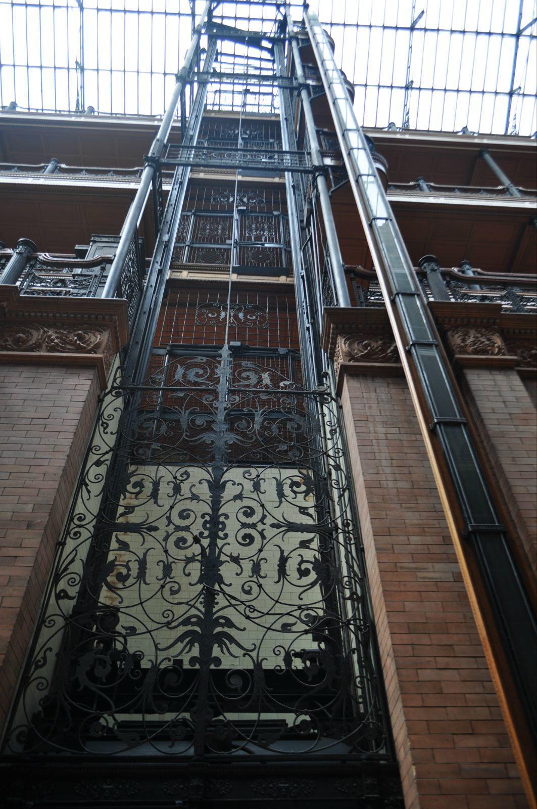 裸露的老式电梯 bradbury building