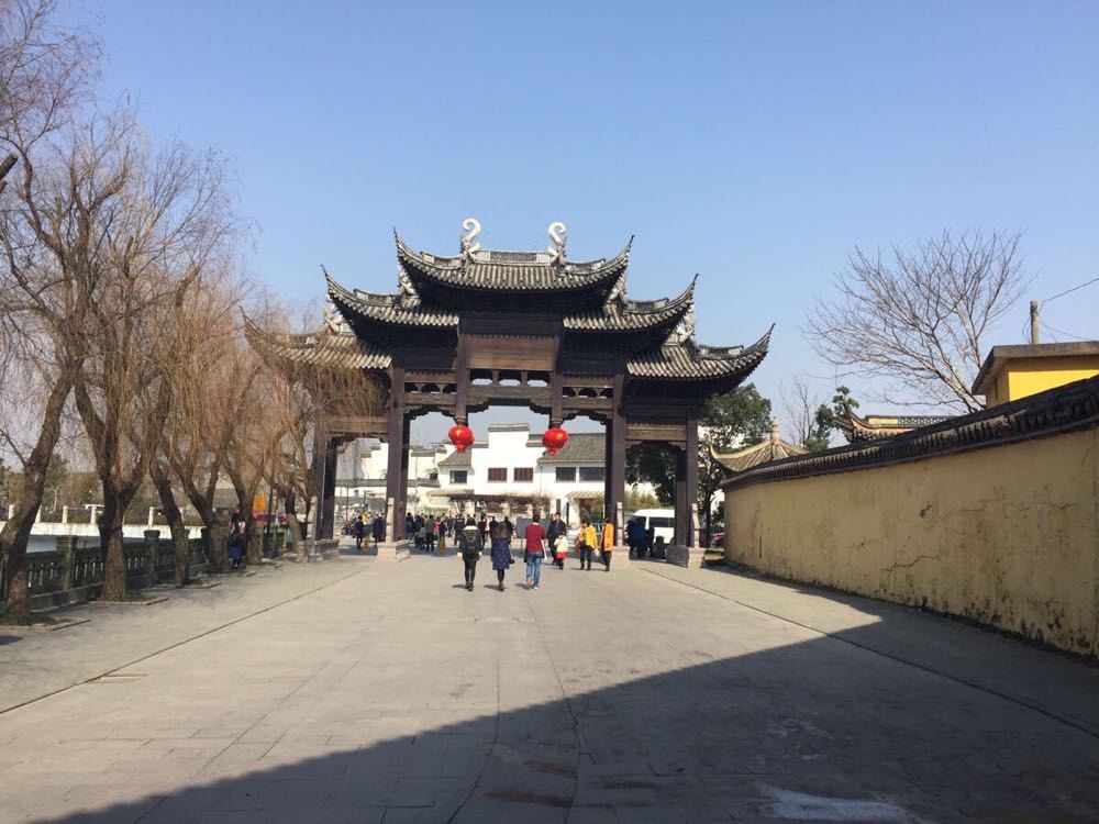 9号(第一天) 上午6点半出发 上海至鸣鹤古镇 车程2小 时 9点到鸣鹤古镇 游玩3小时十用餐1小时 最好下午1点返程去杭州湾温 泉世 界 车程1小时 下午14点到温泉世界 泡 到17点 共3小时 之后回 酒店 车程 小时办理 入住手续,一间需加床, 200元。 休息会找家餐厅用晚餐。 10号(第二天)睡到自然醒,用早 餐,约九点出发,去方家河头千年古村落 车程约一小时 游玩2小时找个地方用午餐。之后附近逛逛回酒店在酒店用餐。 11号(第三天) 8点出发前住绍兴
