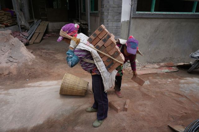 施子窝门口看到背砖头的女人们,忍不住拍了. 大理古城