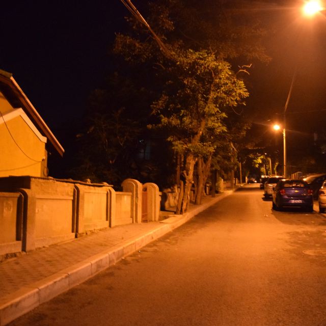 昏黄的灯光 古老的街区 沉寂的街道 黑夜的大连 别有一番韵味