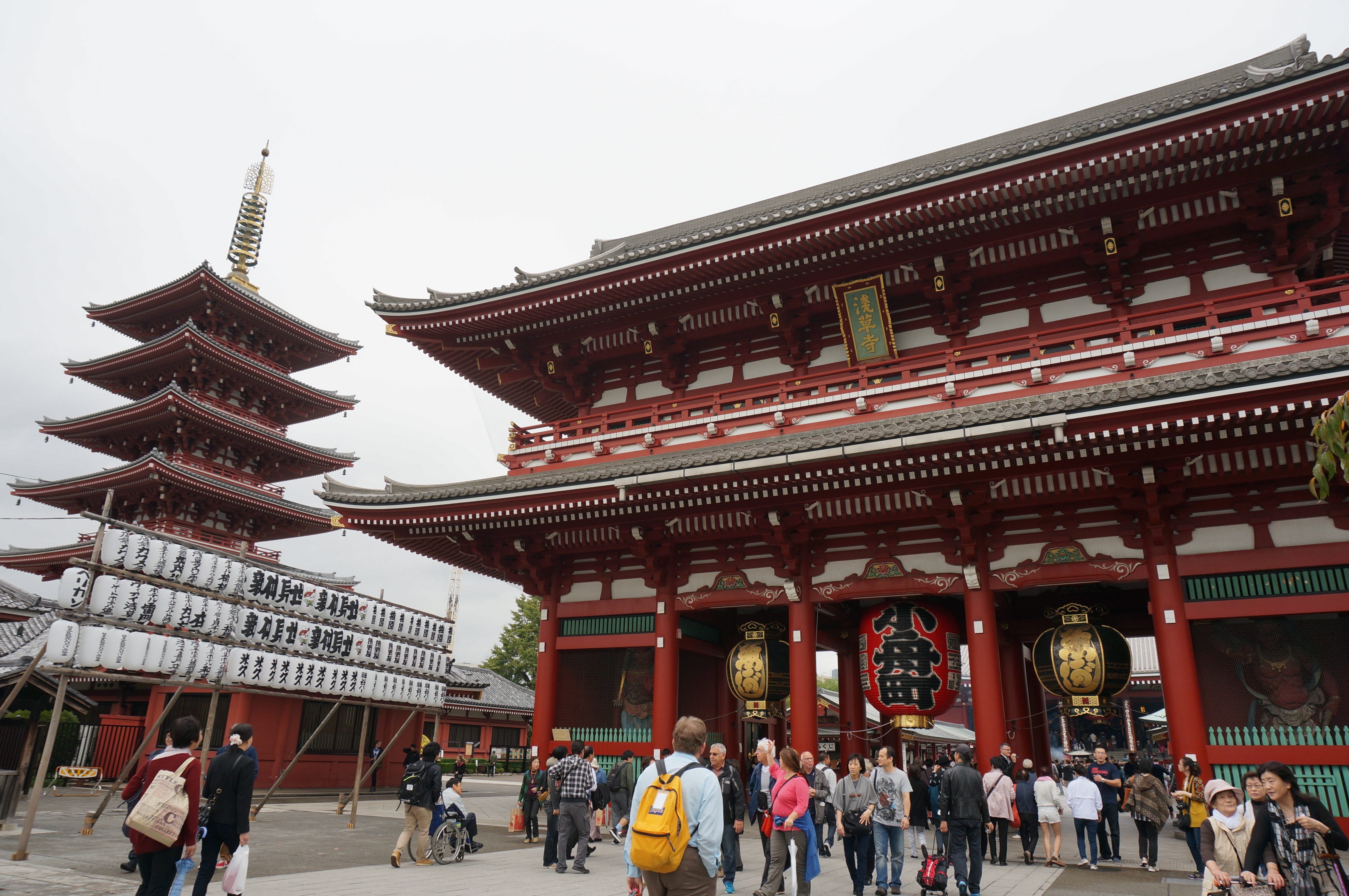 寺西南角有一座五重塔,仅次于京都东寺的五重塔,为日本第二高塔.