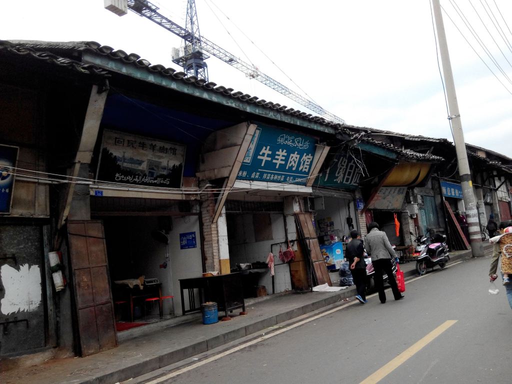 在老海亭区域随意找了家家庭式旅馆,配置还是不错的,128元/晚.