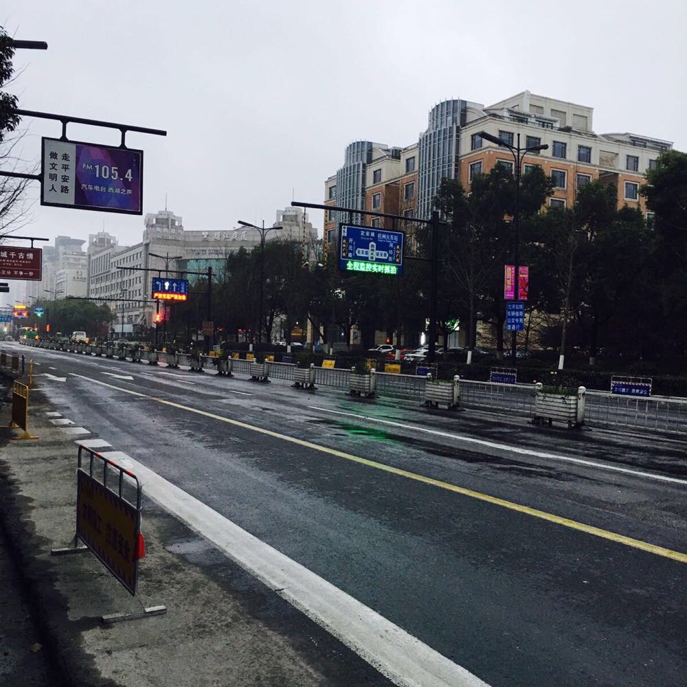 拖个箱子不方便行动,决定先去宾馆安顿下 杭州街景