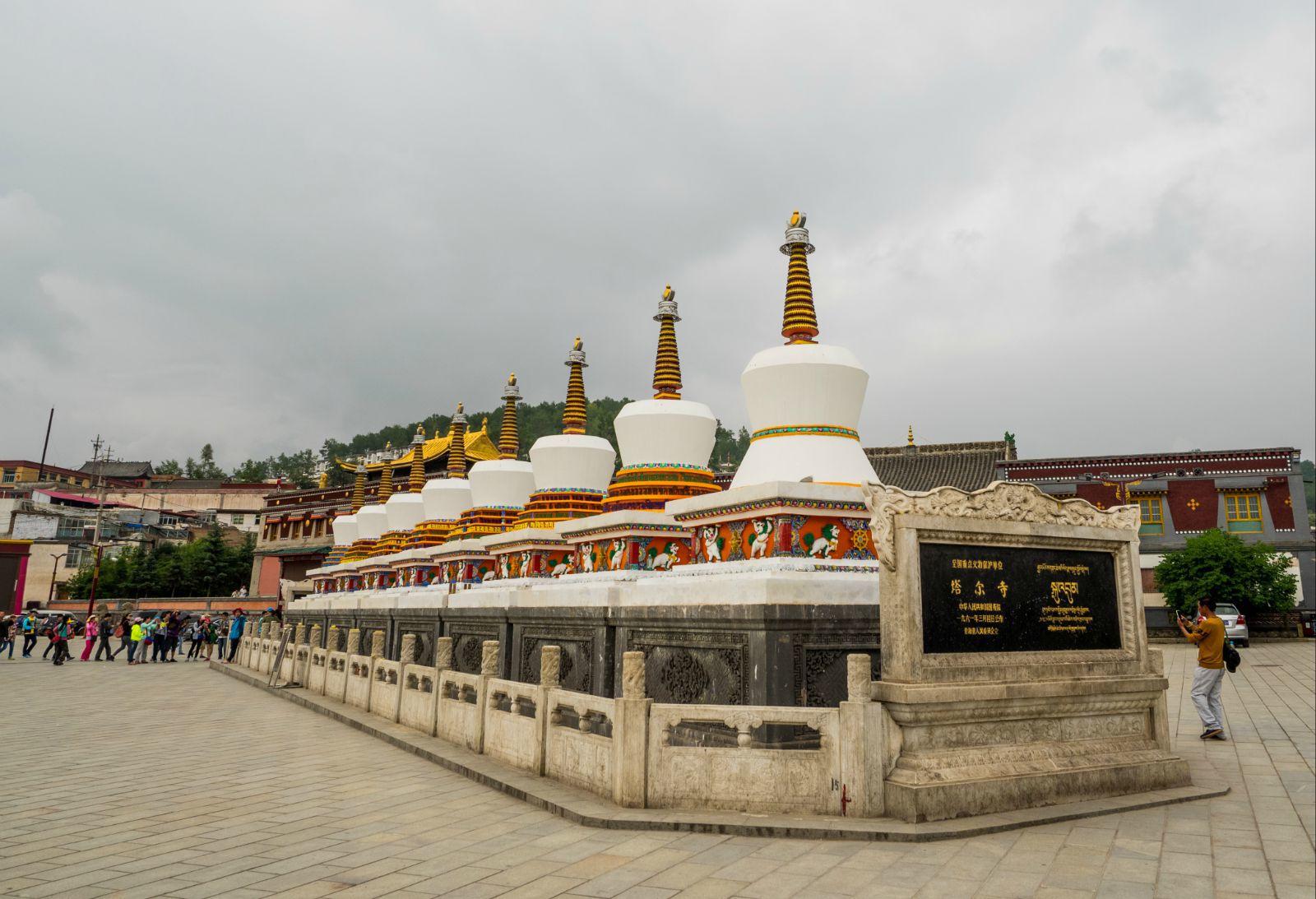 塔尔位于距离西宁市25公里的湟中县,是5a级旅游景区,也是