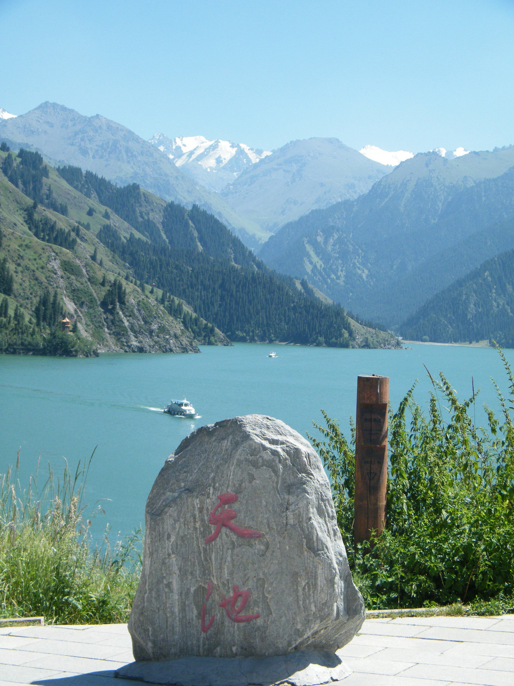 近处是天池平静的水面,远处是天山