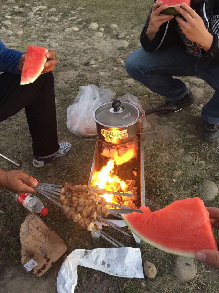 星星有核桃那么大,[微笑]早穿皮袄午穿纱,围着火炉吃西瓜这句新疆俚语