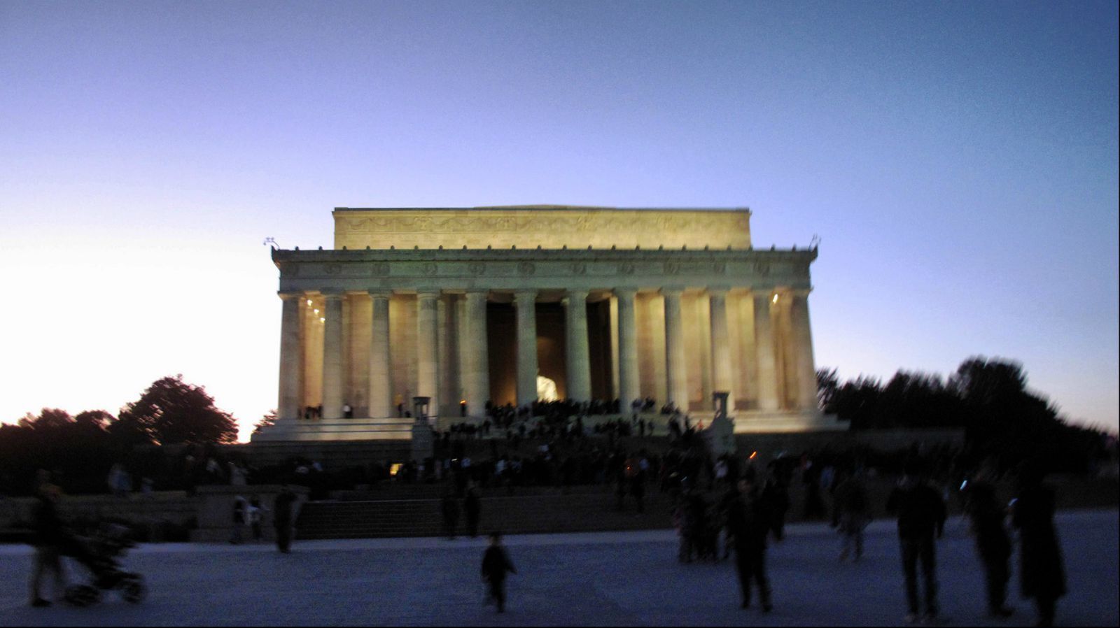 夕阳西下 纪念塔前充满了摄影家 幻想着留下那一刻的情景 林肯纪念堂