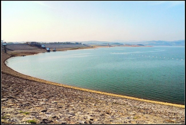 2012年4月1日 湖北松滋洈水风景区是国家AAA级景区,主要由洈水土坝和人工淡水湖组成。因土坝阻断了洈水,500个湖心岛在水中崛起,使水面多处分割,几经收放,形成融山、水、林、泉、洞、坝于一体的山水型风景区,有楚南仙境千岛湖之美誉。