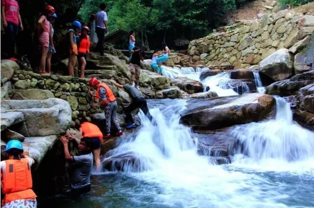 针对婺源人实行如下优惠:石门山景区门票全免的同时,原价80元的英雄