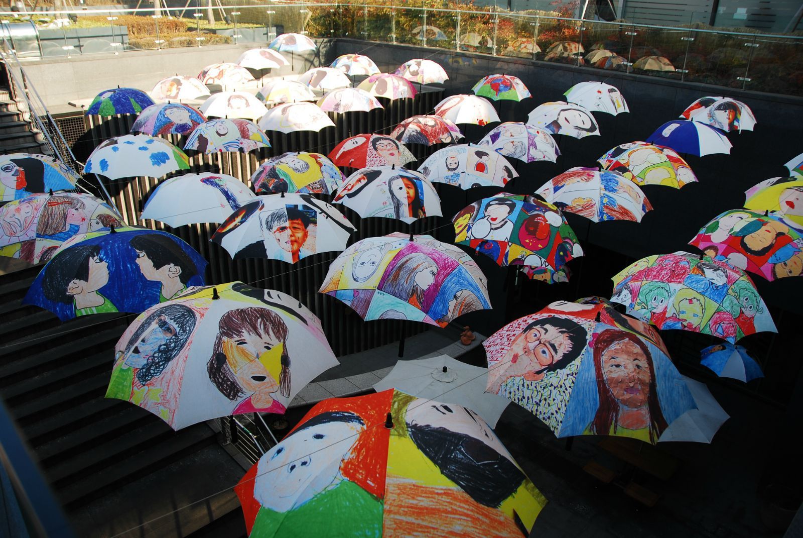 孩子涂鸦的雨伞 首尔广场