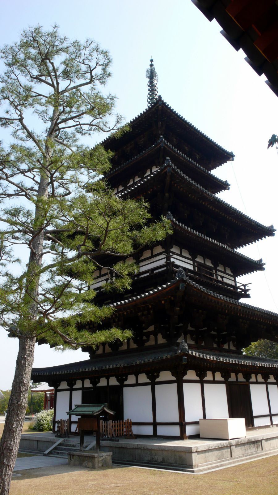 东塔   药师寺内唯一保留的奈良时代的建筑物,至今已有1300历史.