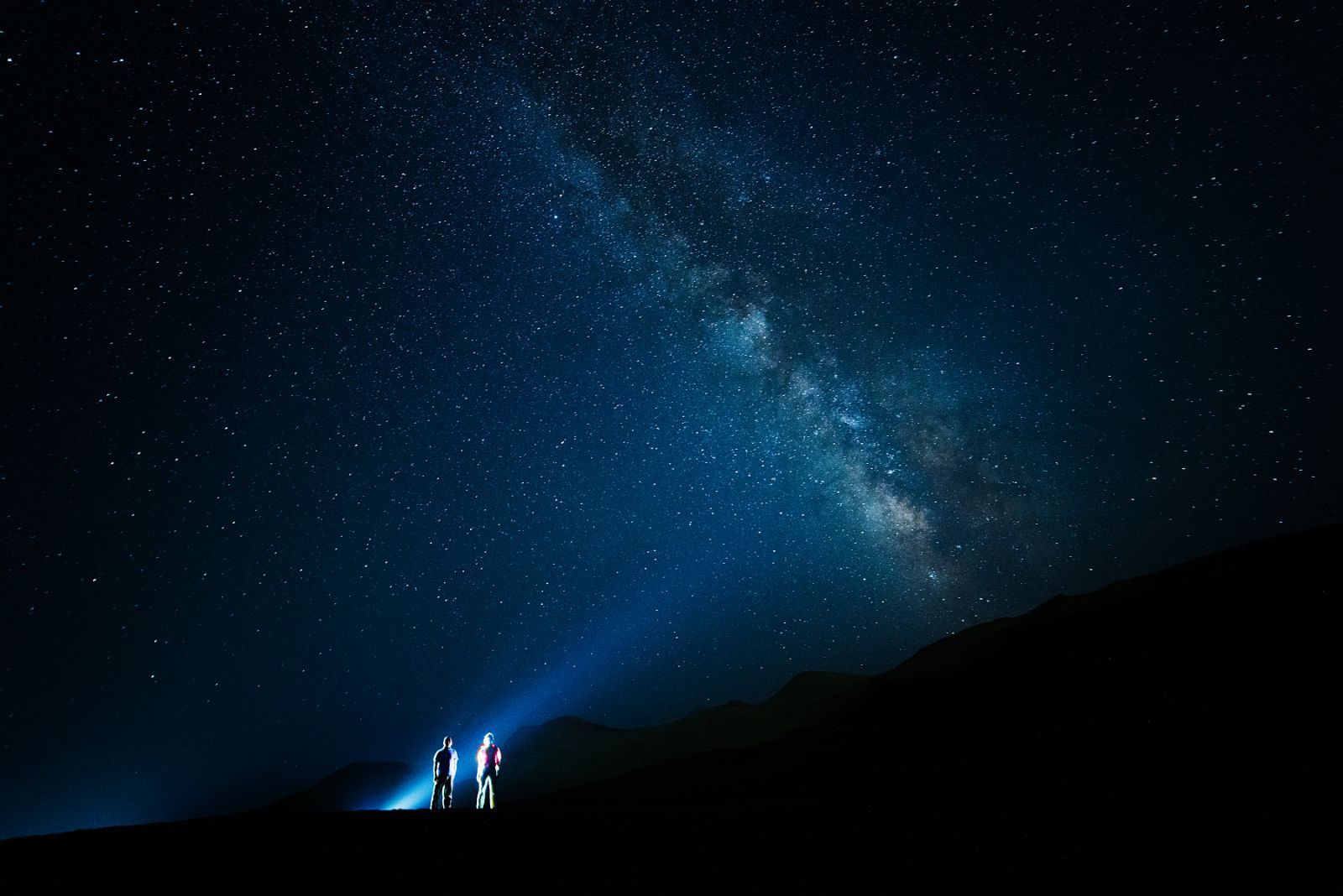 我们需要注意以下几点: 1 天时地利 如果想要拍摄浩瀚的星空,首先我们