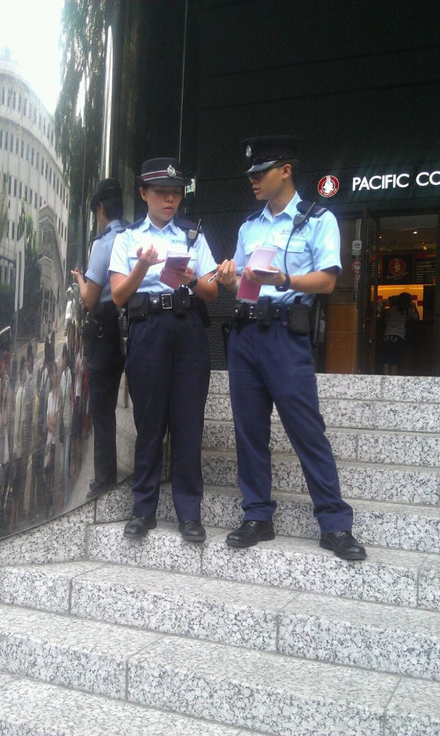 偷拍了下香港警察,制服还是很好看的,只是和港片里的帅气感还是有点