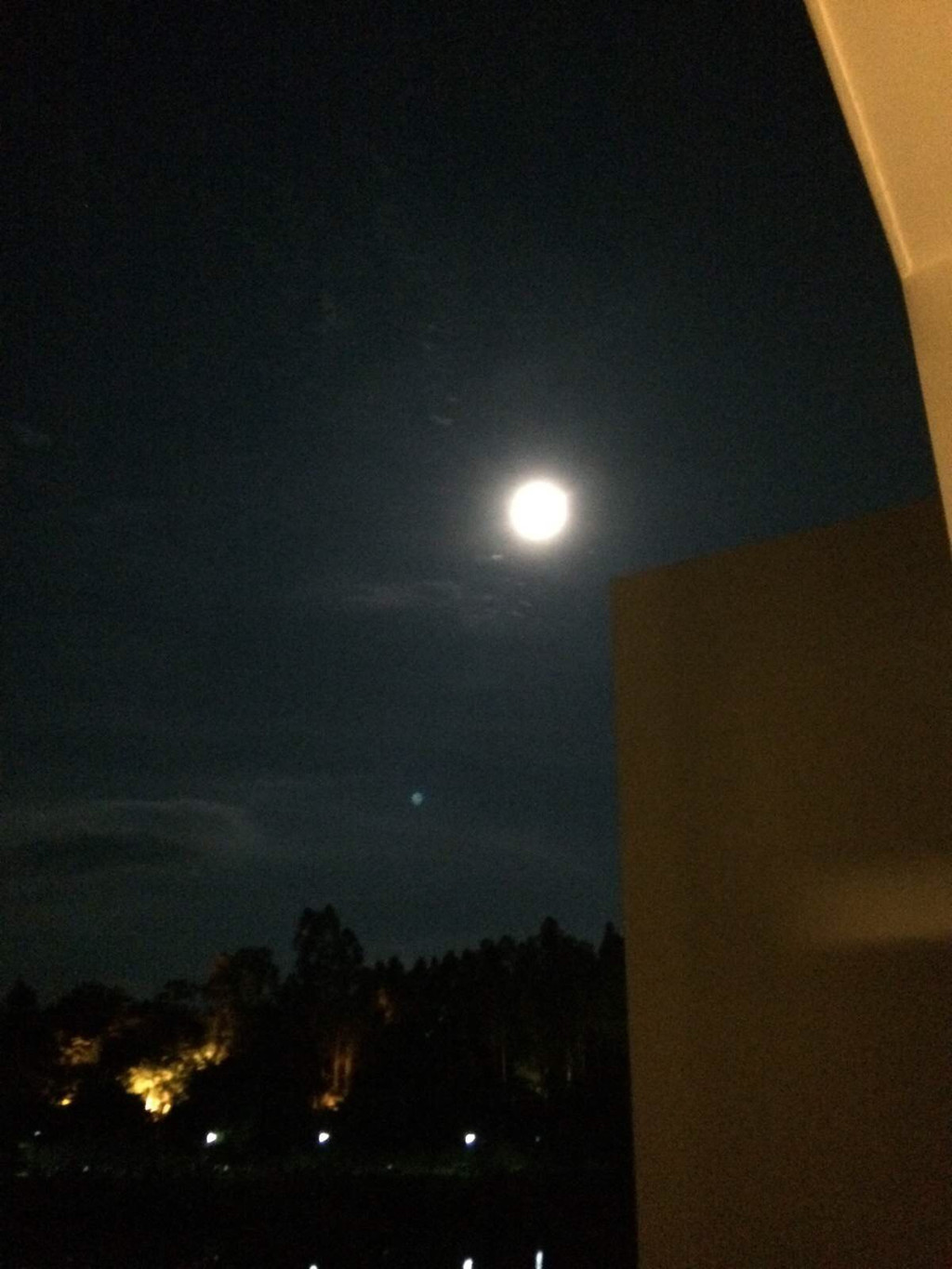 今天晚上的月亮好漂亮
