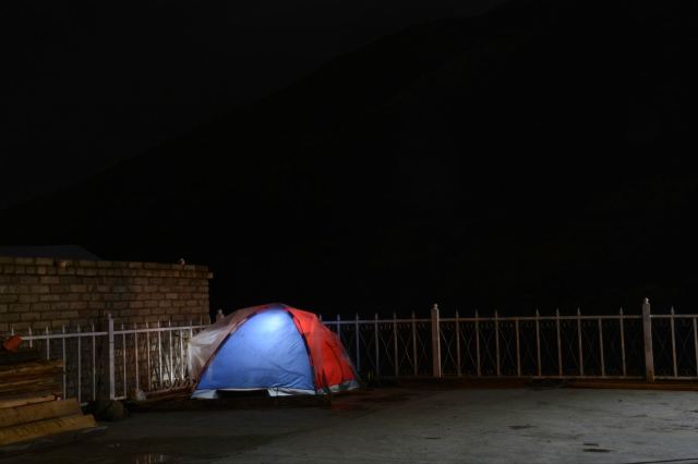 有人在停车场搭起了帐篷,晚上气温很低,容易感冒,要搭帐篷的还是要多