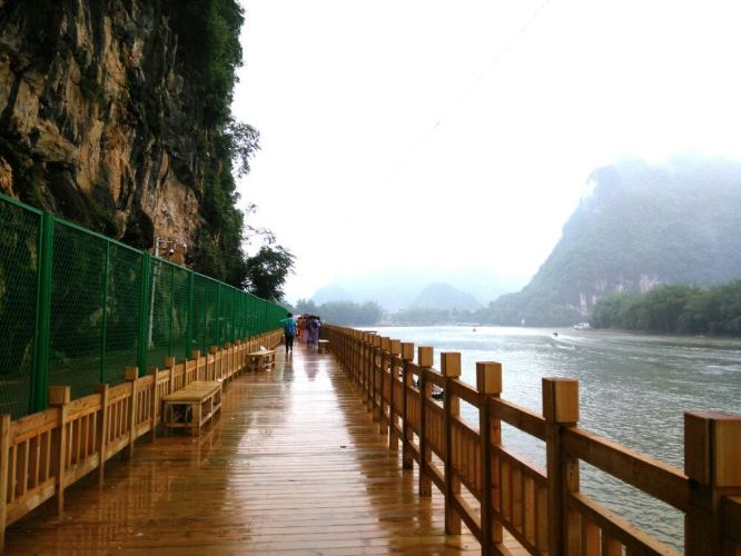 旅行第四天:2016.5.1 早上7点起床,与小伙伴洗漱完后出发去阳朔汽车北站,在门口吃了早饭,公交站就在附近,一块钱,真心便宜啊(只有桂林北站有回桂林的车喲)。坐回桂林的车去世外桃源,8块钱,其他两个小伙伴直接回来桂林。前天某宝预订的门票,49块,还专门问有没有学生票,店家说没有,但由于记错了取票地点,到了之后打电话才发现取票地点在阳朔,所以只能去门口再买一张票,结果发现学生票45块,喜滋滋地让某宝退了钱然后买了学生票进去了。 世外桃源的厕所倒是很豪华,进去后坐船游览,感觉很假,但那个进去的水洞很符合陶
