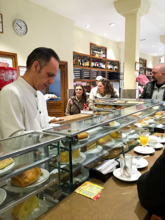 西班牙的早餐店,在吧台一站,选择一个点心,一杯卡布奇诺,就是一个完美