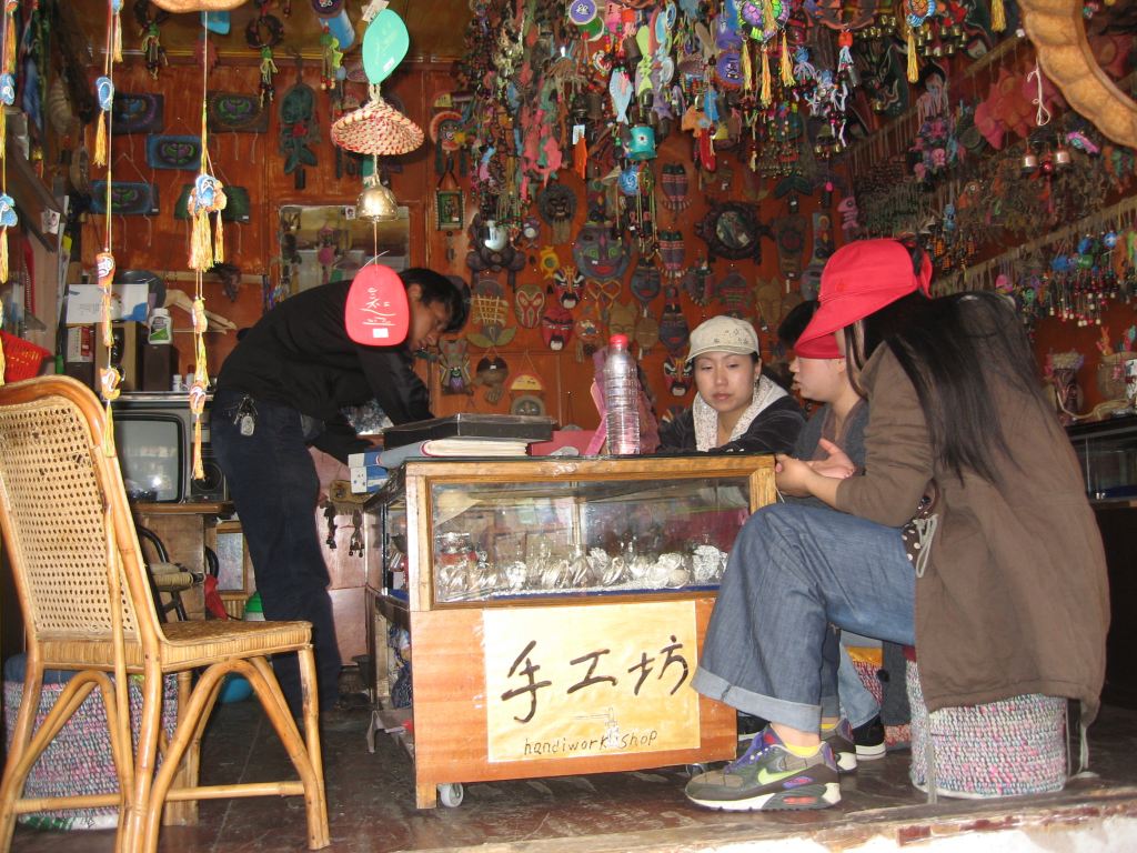 风光图片,东巴木盘都值得一看;三是街市傍河,小桥垂柳,西岸多饭馆茶屋