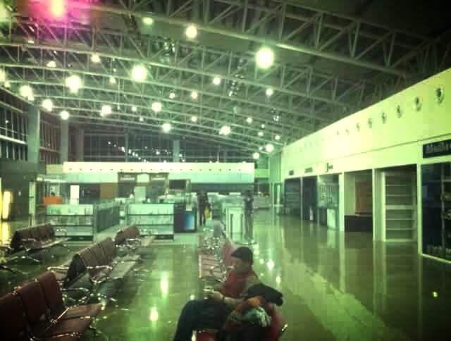 凌晨三点,菲律宾克拉克机场等转机,累得眼睛都睁不开 上海浦东国际