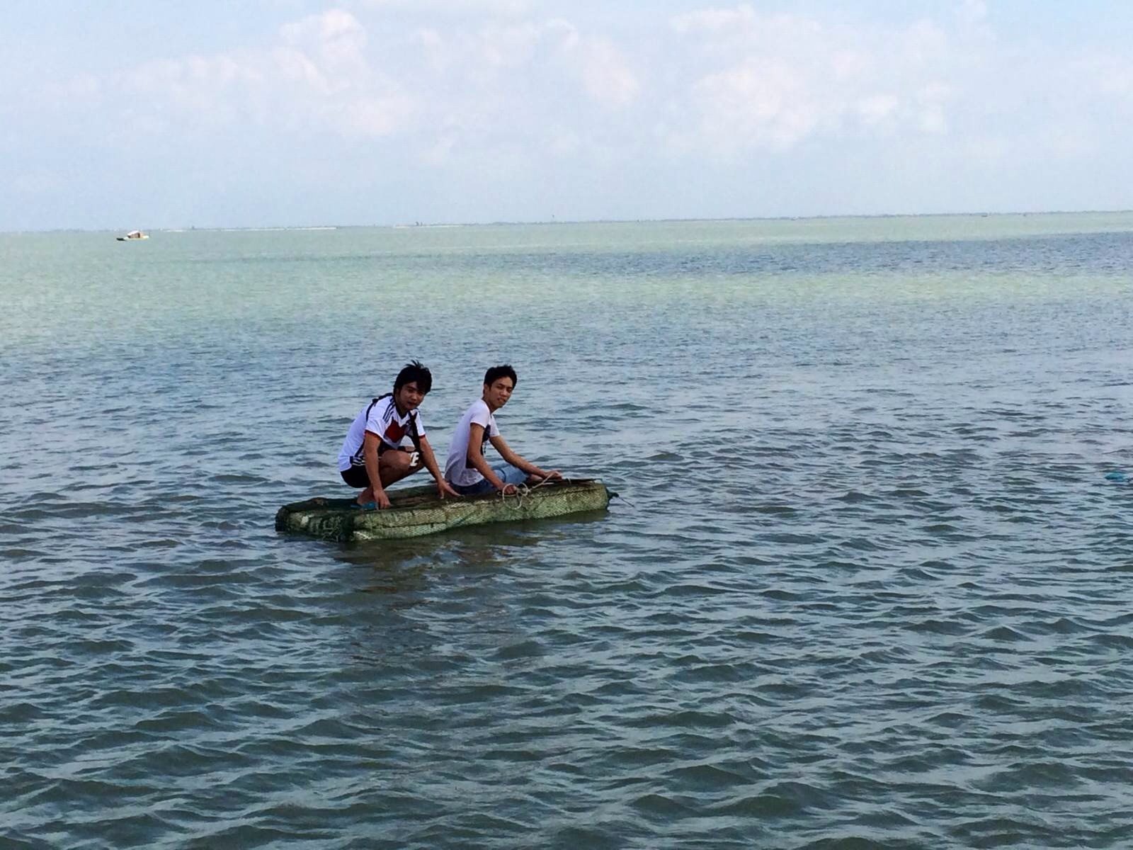 在北海海景广场北部湾前的海域,早上出门晚了海水上涨,毛毛的船被