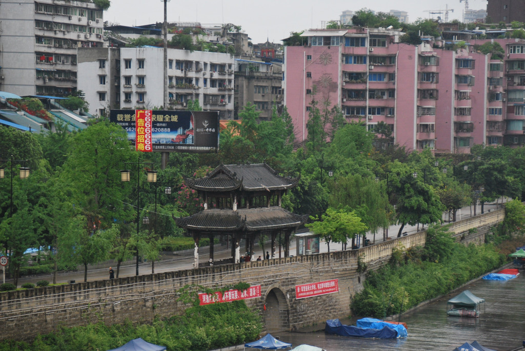 资中滨江公园  资中是一座历史文化名城,旅游景点很多.