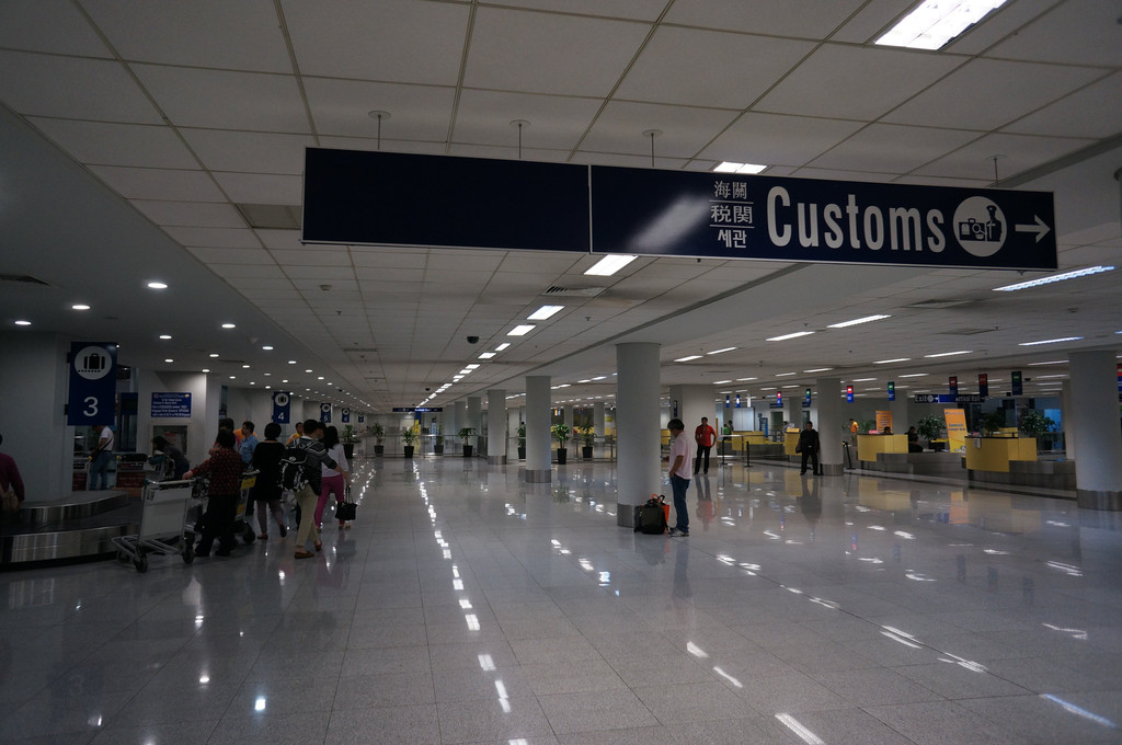 凌晨的马尼拉机场海关,也是考验我们蹩脚英语的第一关.
