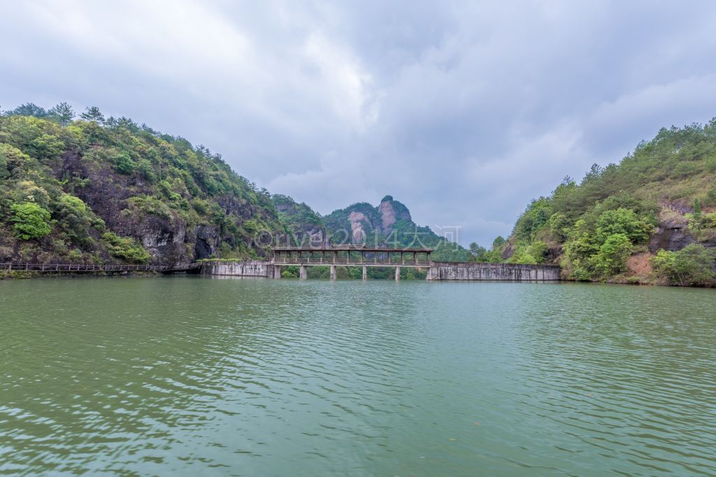 九龙湖是冠豸山景区的组成部分,距离冠豸山并不远,如果游完冠豸山还有