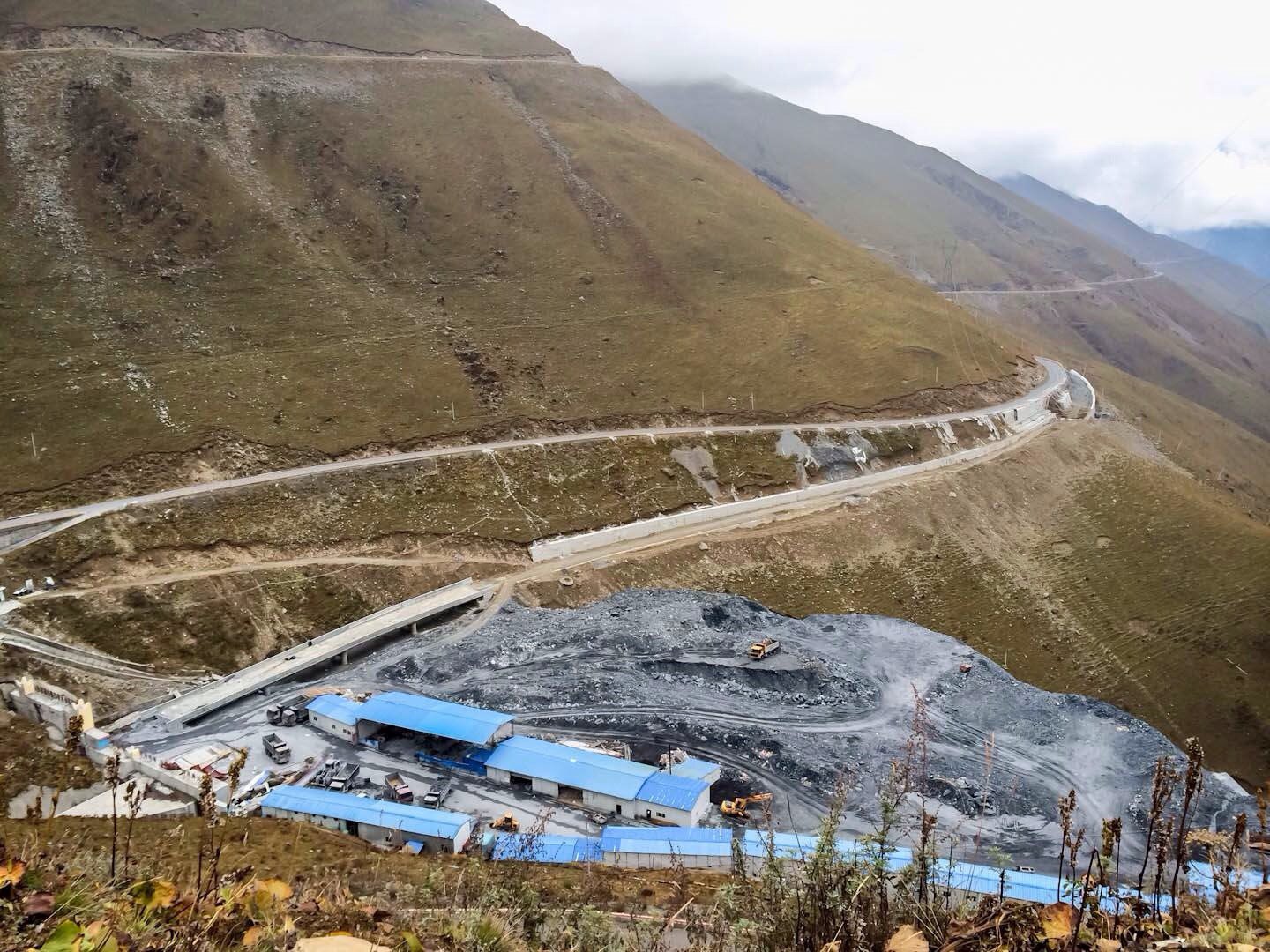 正在修建一条数公里长的巴朗山隧道.