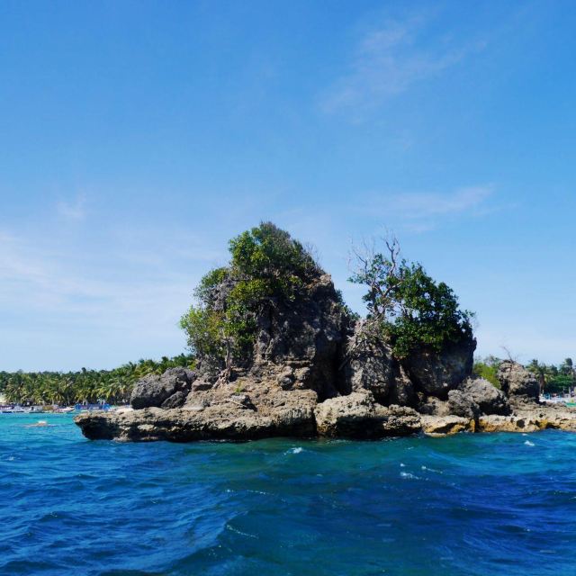 岸边的礁石还是挺好看的 island hopping